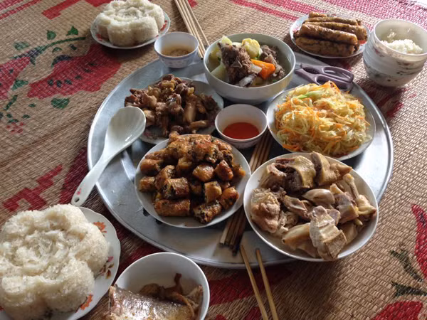 Trên mạng xã hội ngày hôm nay, rất nhiều các bạn trẻ cũng khoe sự khéo tay hay làm của mình bằng những mâm cỗ cúng ông Táo đầy màu sắc và nhận được vô vàn những lời khen của bạn bè và gia đình.