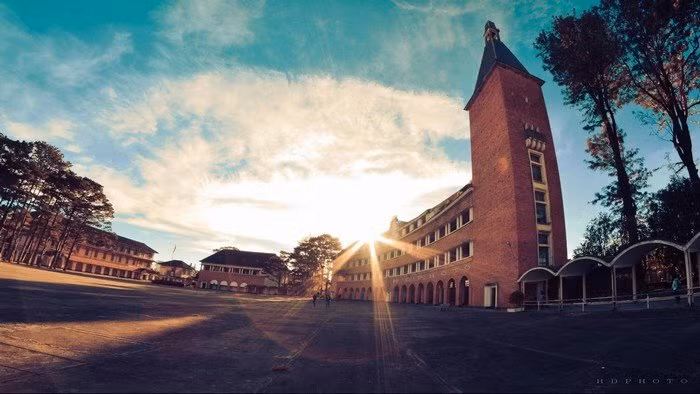 Đà Lạt luôn sở hữu vẻ đẹp bồng lai tiên cảnh dù rơi vào bất cứ mùa nào trong năm. Tới nơi đây bạn sẽ được thả hồn vào những rừng thông rì rào và hoang sơ đến mê lòng người. Đà Lạt cũng hút hồn du khách bằng những địa điểm thăm quan lý thú như Thung lũng tình yêu, Hồ Than Thở, Đồi thông hai mộ hay Hồ Xuân Hương.