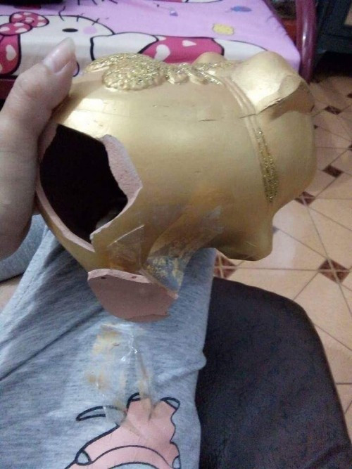 Mới đây, để "tưởng nhớ" về những kỉ niệm "kinh điển" ấy của tuổi thơ, cộng đồng mạng đang chia sẻ rần rần những bức ảnh chụp lại 1.001 cách moi ruột lợn đất.