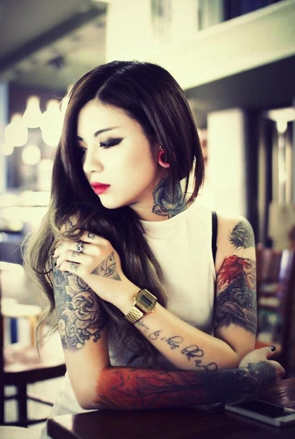 Phe còn lại tuy không thẳng thừng chê bai nhưng tỏ ý không vừa lòng với hình xăm này: "Sau này hình xăm sẽ ảnh hưởng đến bạn. Nhiều công ty không tuyển người có hình xăm. Cũng chẳng bà mẹ chồng nào vui khi thấy con dâu tương lai có hình xăm trên ngực".