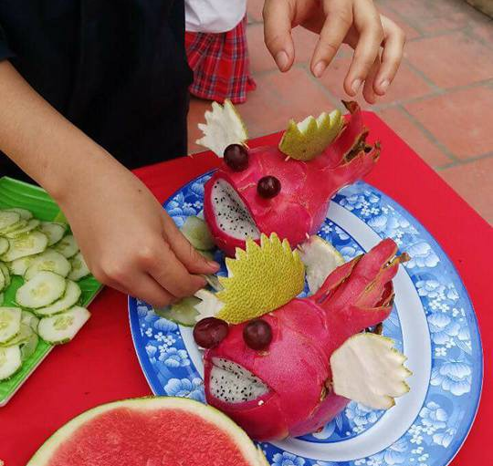 Tuy không thực sự tinh xảo, sắc nét, rồng cuốn hổ vồ như phần lớn các phần thi nổi tiếng khác nhưng các tác giả tuổi học đường cầm dao bếp còn chưa thạo đã thể hiện sự sáng tạo của mình qua từng tác phẩm trang trí hoa quả chào mừng ngày thành lập Đoàn 26/3.