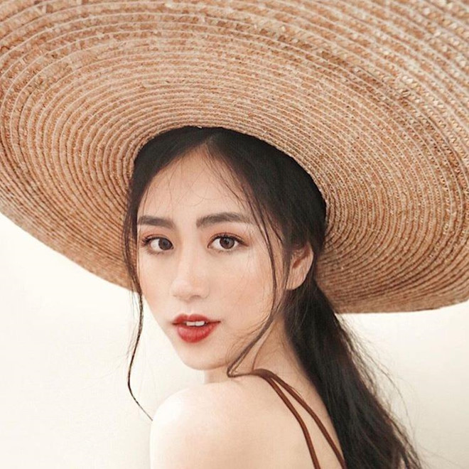 Theo nhiều người, họ yêu thích nhan sắc của Mai Vân Trang vì cô là đại diện chất cổ điển, trong sáng.