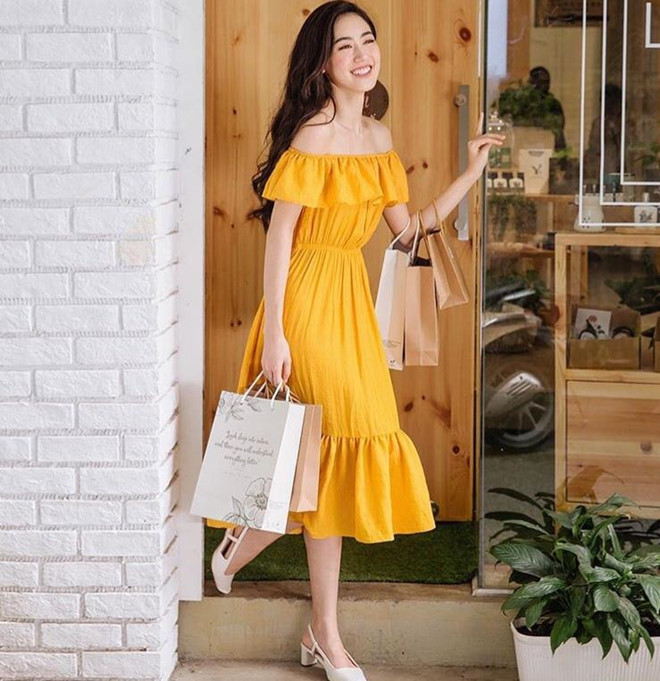 Bên cạnh sự cổ điển vốn có, Vân Trang còn có gu thời trang nhẹ nhàng, thanh lịch. Cô thường chọn những chiếc áo có dáng rũ hoặc đầm dài thướt tha cùng mái tóc buông xoã nhẹ, trông quyến rũ và dịu dàng.