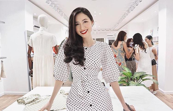 Sở hữu đôi mắt to, cằm V-line, Vân Trang là nàng mẫu quen mặt của các thương hiệu thời trang ở Hà Nội. Những bức hình cô đăng tải trên trang cá nhân thường nhận được lượt tương tác cao từ dân mạng.