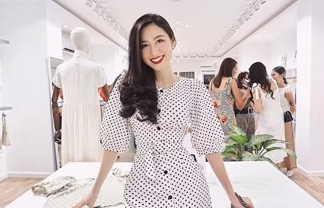 Sở hữu đôi mắt to, cằm V-line, Vân Trang là nàng mẫu quen mặt của các thương hiệu thời trang ở Hà Nội. Những bức hình cô đăng tải trên trang cá nhân thường nhận được lượt tương tác cao từ dân mạng.