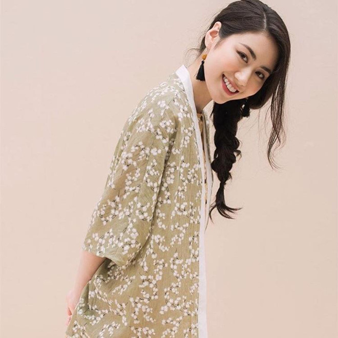 Chính nhờ chất cổ điển của mình, Vân Trang thường được mời chụp các bộ ảnh theo phong cách thiếu nữ Hà Nội xưa. Kiểu tết tóc, vấn tóc cổ điển và cách trang điểm sắc nét hơn giúp gương mặt của cô gây ấn tượng.