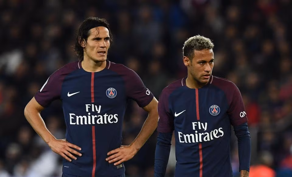 Chelsea chèo kéo Cavani: Nhiều nguồn tin chuyển nhượng bóng đá cho hay, Neymar đã yêu cầu BLĐ tống khứ Cavani ra khỏi CLB. Rời sân Công viên các Hoàng tử, chân sút người Uruguay cũng không lo về tương lai. HLV Conte sẵn sàng trải thảm đỏ mời Cavani về Chelsea, cạnh tranh vị trí chính thức với Alvaro Morata. Ảnh: Goal