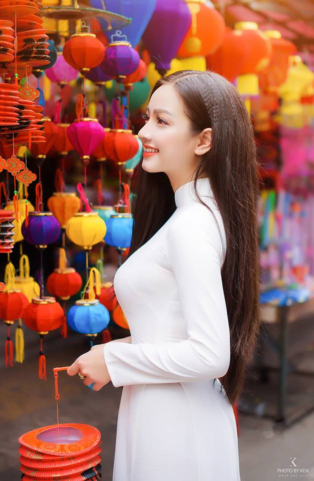 Trước đây, Quỳnh Trâm học ngành Kế toán - Kiểm toán tại trường Đại Học Công nghiệp TP HCM, hot girl áo dài này đến từ Thanh Hoá, từng tham gia cuộc thi nét đẹp sinh viên do trường tổ chức và đoạt giải Á khôi 1 - Nét đẹp sinh viên Công Nghiệp lần V năm 2015.