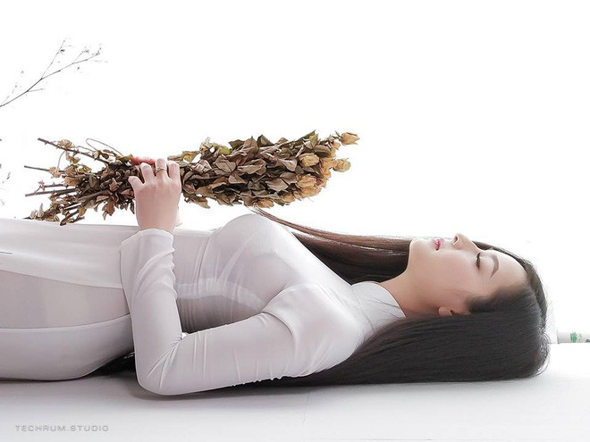 Hiện tại đã là một nhân viên công sở nhưng Quỳnh Trâm vẫn thường làm thêm công việc người mẫu ảnh như thời còn sinh viên.