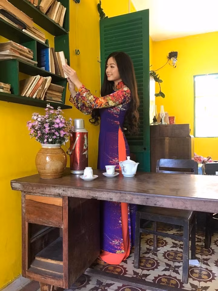 Bên cạnh đó, ngay khi xem ảnh nhiều người cũng đã đưa ra bình luận khá khiếm nhã. Một số bình luận thậm chí cho rằng Trâm đã "sửa nát mặt" mới có được nhan sắc như hiện tại.