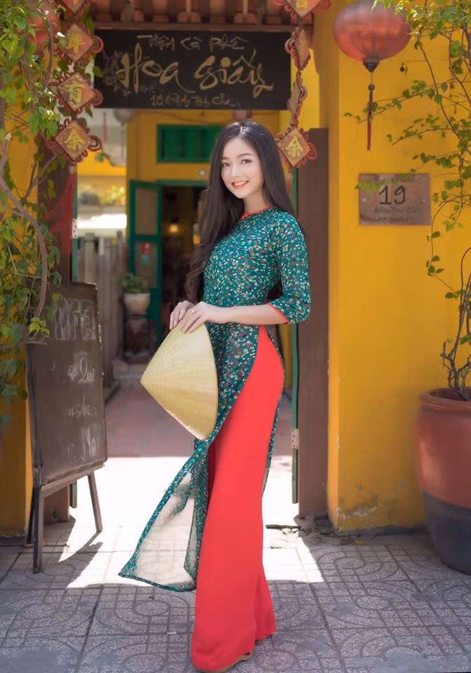 Quỳnh Trâm rất xinh đẹp với ba vòng chuẩn và gương mặt sắc nét, mái tóc đen xõa dài. Trông cô thật sự xuất sắc trong tà áo dài truyền thống.