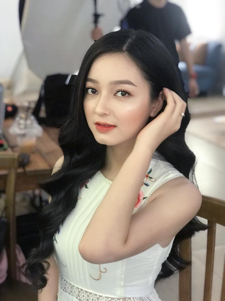 "Em khẳng định một điều rằng chưa sửa bất cứ cái gì trên người hết, mũi em sinh ra đã cao như thế này. Thật ra hồi đi học cũng có nhiều người bảo em sữa mũi. Vòng một em cũng khá đầy đặn. Ngày xưa khi đi thi Duyên Dáng Việt Nam mấy cô phụ trách còn nghĩ em sửa ngực", Trâm phản bác cư dân mạng.