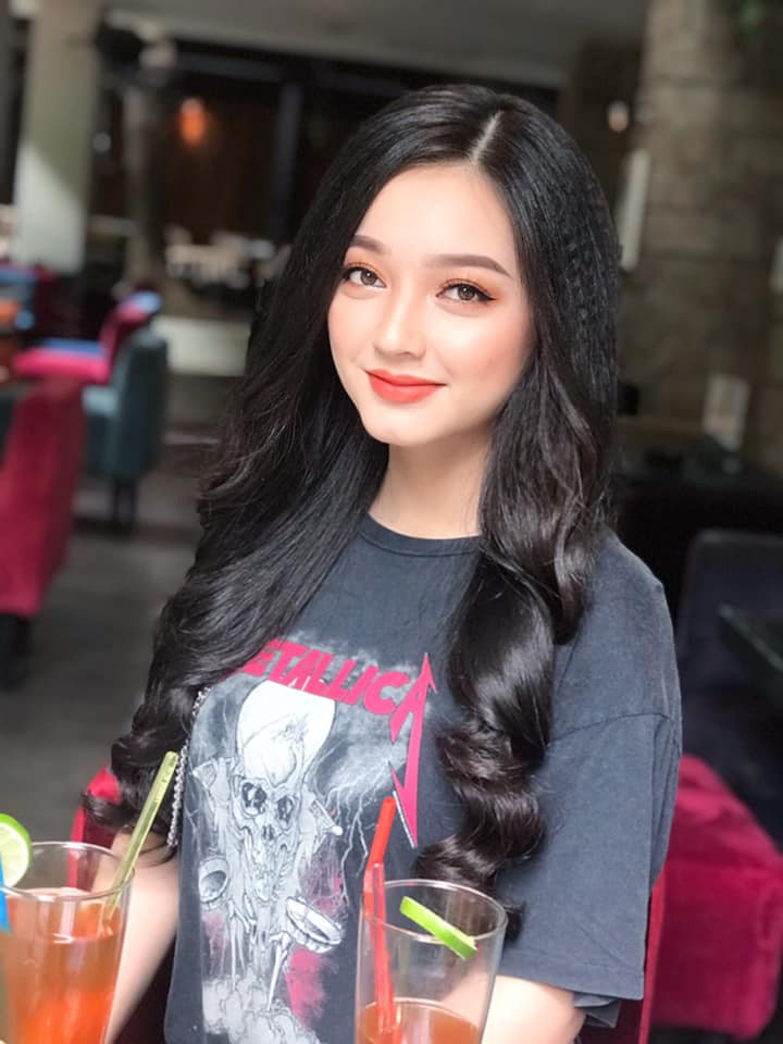 Dân mạng đã soi tới mũi, đôi môi hay thậm chí là vòng một và kết luận chắc chắn thiên thần áo dài này từng đụng chạm dao kéo. Không chỉ vậy những lời bình luận cực kỳ kém duyên như "ngành quá" (từ dân mạng hay dùng để ám chỉ những cô gái làng chơi), "giá bao nhiêu" cũng được viết ngay dưới các bức hình đẹp đẽ.