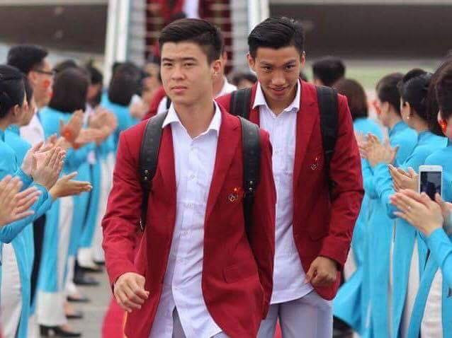 Dan mang nuc loi khen U23 Viet Nam xuong san bay nhu sao quoc te