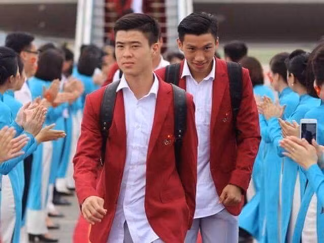 Dan mang nuc loi khen U23 Viet Nam xuong san bay nhu sao quoc te