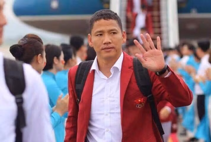 Tiền đạo "đàn anh" Anh Đức vẫy tay chào các tiếp viên hàng không của hãng Hàng không Quốc gia đón đội ở cửa máy bay.