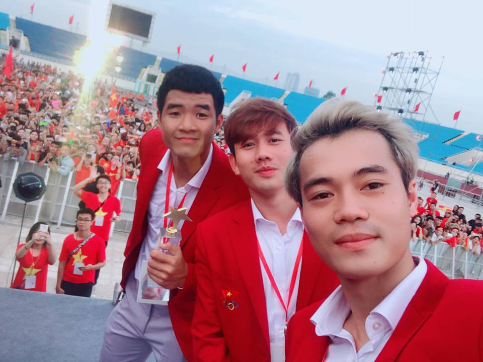 Văn Toàn, Minh Vương và "vựa muối" Đức Chinh check-in tại buổi gala vinh danh đoàn TTVN tại Asiad được tổ chức ở SVĐ QG Mỹ Đình chiều ngày 2/9.