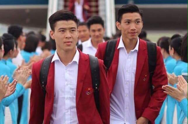 Cặp đôi của CLB Hà Nội FC là Duy Mạnh và Văn Hậu bước xuống chuyên cơ được dân mạng ví như các ngôi sao bóng đá châu Âu trở về quê nhà.