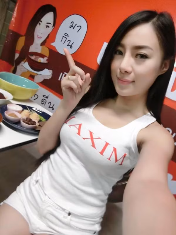 Bất cứ ai đi ngang qua cửa hàng này đều không thể ngoảnh mặt quay đi khi nhìn thấy cô gái bán phở xinh đẹp đang bán đồ ăn.