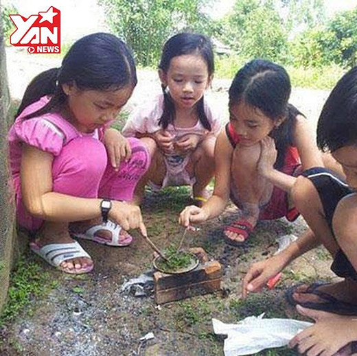 Nickname Minh Vũ chia sẻ rằng: "Ngày xưa, mình lấy vỏ hộp sữa ông thọ mang ra nấu cơm, mỗi đứa mấy hạt, còn đốt chuồn chuồn ngô xé thịt ăn. Ăn xong lấy xâu hạt bưởi mang đi đốt kiểu rước đèn. Có hôm đang lúi húi "vào bếp" thì bị mẹ cầm roi quất đau điếng và lại "cắp đít" chạy nhanh đi trốn".