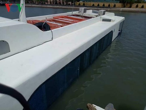 Hiện chiếc tàu cao tốc gặp sự cố đã được lực lượng chức năng kéo vào bờ neo tại khu vực Hải đội 2 thuộc Bộ đội biên phòng thành phố, tàu bị hỏng hộp số, trước tràn vào khá nhiều bị nghiêng hẳn về một bên, đang được các nhân viên kỹ thuật và lực lượng cứu hộ triển khai công tác sữa chữa.