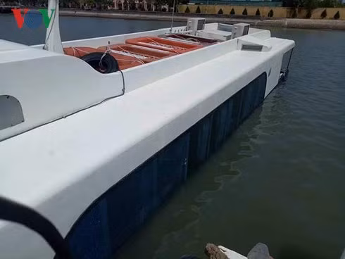 Hiện chiếc tàu cao tốc gặp sự cố đã được lực lượng chức năng kéo vào bờ neo tại khu vực Hải đội 2 thuộc Bộ đội biên phòng thành phố, tàu bị hỏng hộp số, trước tràn vào khá nhiều bị nghiêng hẳn về một bên, đang được các nhân viên kỹ thuật và lực lượng cứu hộ triển khai công tác sữa chữa.