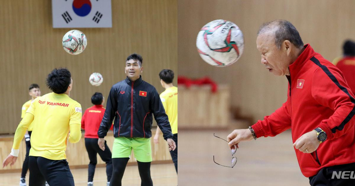 Chính HLV Park Hang-seo đã rèn nắn từng động tác cơ bản cho các học trò ở khâu kết thúc bằng đầu sau những pha sút phạt trực tiếp hoặc phạt góc.