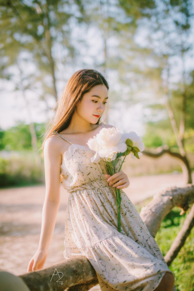 Với suy nghĩ, sinh viên làm việc part-time để kiếm thêm thu nhập cũng như tích lũy kinh nghiệm, nữ sinh 10X hông ngại thử sức ở mảng người mẫu ảnh cho các studio trong địa bàn thành phố Cần Thơ cũng như các công việc bán thời gian khác.