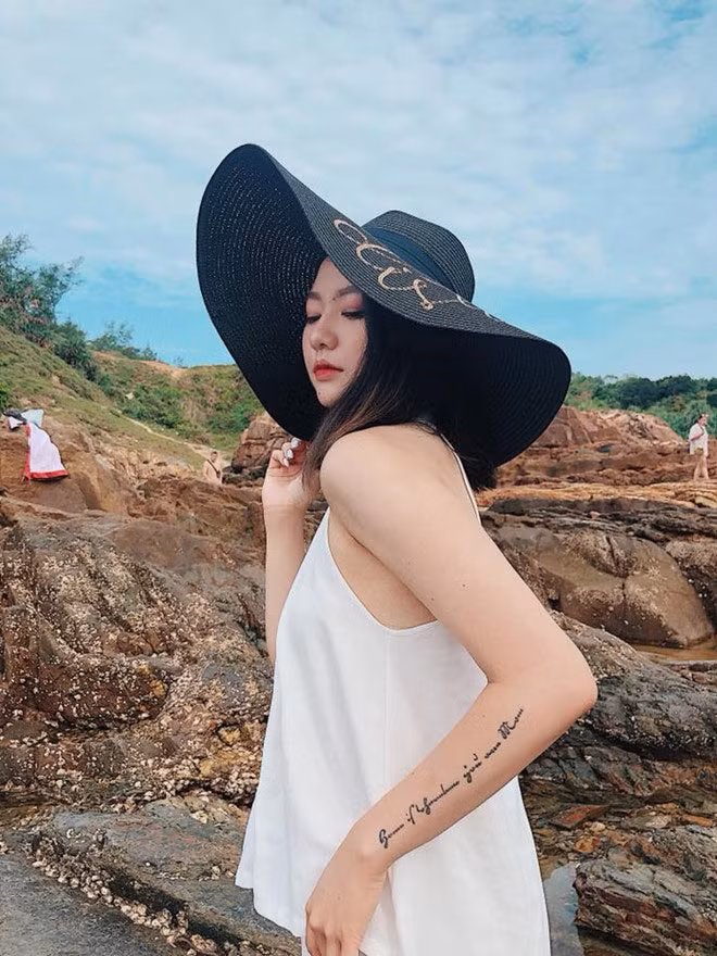 Bảo Ngọc nhận được nhiều lời khen từ bạn bè nhờ phong cách thời trang nổi bật và cách tạo dáng cuốn hút.