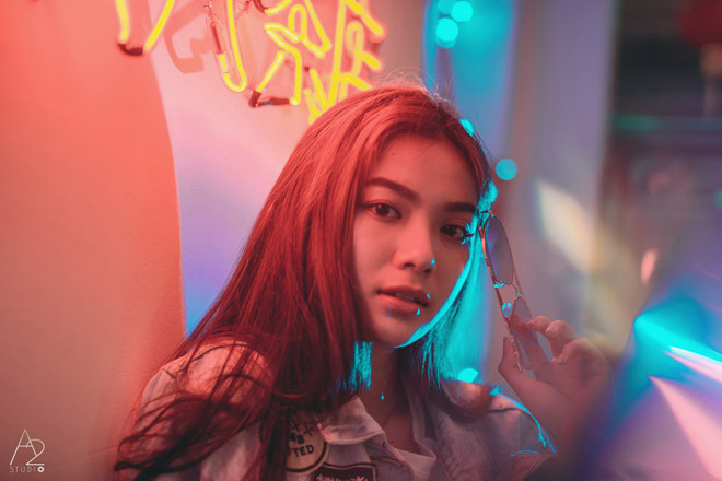 Phương Trinh gây ấn tượng ban đầu cho người ngoài bằng vẻ ngoài đầy thu hút với phong cách vintage, thêm vào đó là giọng nói vô cùng ngọt ngào và sự đa tài.