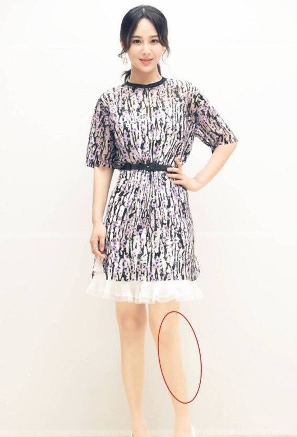 Một bên chân của Dương Tử bỗng teo lại vì photoshop quá đà.