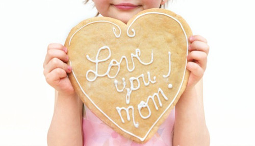 Trên mạng xã hội, nhân Ngày của mẹ, các bạn trẻ đã chia sẻ những hình ảnh vô cùng đẹp về người mẹ của mình. Người thì chia sẻ những món quà dành tặng mẹ, người thì đăng tải những hình ảnh ấm áp bên gia đình có sự hiện diện của mẹ.