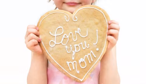 Trên mạng xã hội, nhân Ngày của mẹ, các bạn trẻ đã chia sẻ những hình ảnh vô cùng đẹp về người mẹ của mình. Người thì chia sẻ những món quà dành tặng mẹ, người thì đăng tải những hình ảnh ấm áp bên gia đình có sự hiện diện của mẹ.