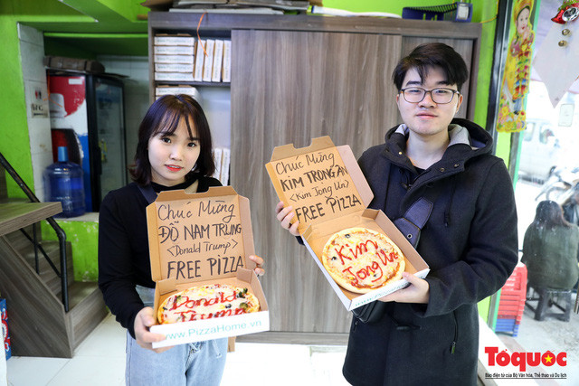 Nhiều khách hàng thích thú chụp ảnh cùng 2 chiếc bánh độc đáo này.