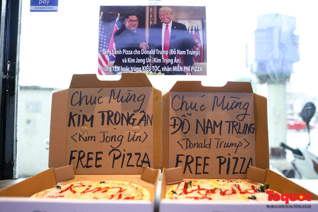Cũng theo sự kiện trên, chuỗi hệ thống Pizza sẽ dành ra 1.000 bánh pizza 0 đồng, tặng cho các khách hàng có tên và kiểu tóc đặc biệt giống ông Trump và ông Kim.