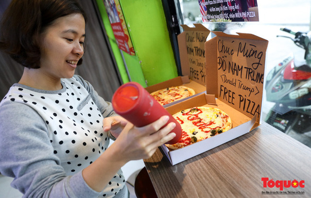 Cụ thể, điều kiện về tên khách hàng được nhận quà sẽ là những ai có tên Đỗ Nam Trung (Donald Trump) và Kim Trọng Ân (Kim Jong Un) Nhưng trên thực tế sẽ linh động hơn với một số khách hàng có tên gần giống với yêu cầu trên.