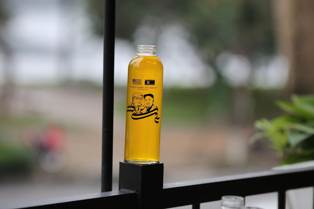 Chai nước Tổng thống Mỹ Donald Trump và Chủ tịch CHDCND Triều Tiên Kim Jong-un sẽ lưu lại cuộc gặp của 2 nhà lãnh đạo. Chai nước có thể dùng đựng đồ uống, cắm hoa, để trên bàn làm việc hay mang bên mình trong những chuyến đi yêu thích.