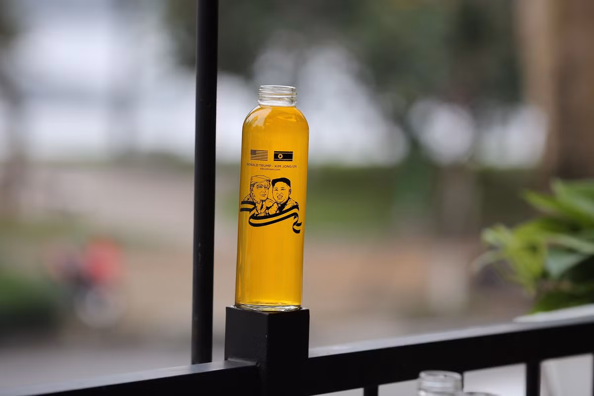 Chai nước Tổng thống Mỹ Donald Trump và Chủ tịch CHDCND Triều Tiên Kim Jong-un sẽ lưu lại cuộc gặp của 2 nhà lãnh đạo. Chai nước có thể dùng đựng đồ uống, cắm hoa, để trên bàn làm việc hay mang bên mình trong những chuyến đi yêu thích.