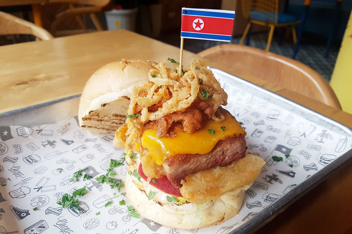 Đứng trước những màn quảng cáo này, dân mạng tỏ ra vô cùng thích thú và thấy người Việt khá hiếu khách, nắm bắt thời cơ khá tốt. Cụ thể nickname T.M có chia sẻ: "Mấy ngày nay, đi ra đường hay lang thang trên MXH, đâu đâu cũng Hội nghị thượng đỉnh Mỹ - Triều. Các hàng quán, các dân mạng liên tục nhắc tới sự kiện sắp diễn ra này".