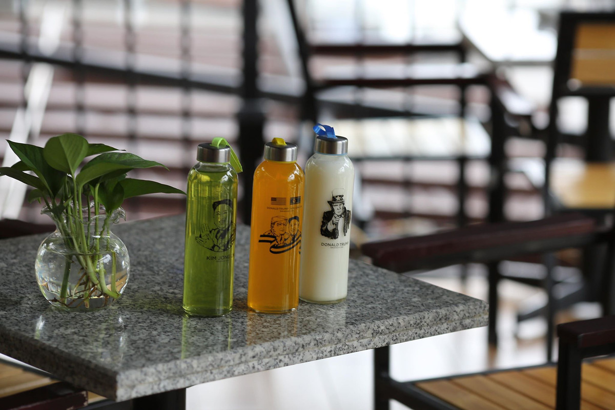 Nhiều cơ sở kinh doanh cửa hàng ăn uống đã ra mắt thực đơn mới hay trang trí chủ đề có liên quan đến hai nhà lãnh đạo Mỹ - Triều là Tổng thống Donald Trump và Chủ tịch Kim Jong Un như một cách thức để quảng bá.