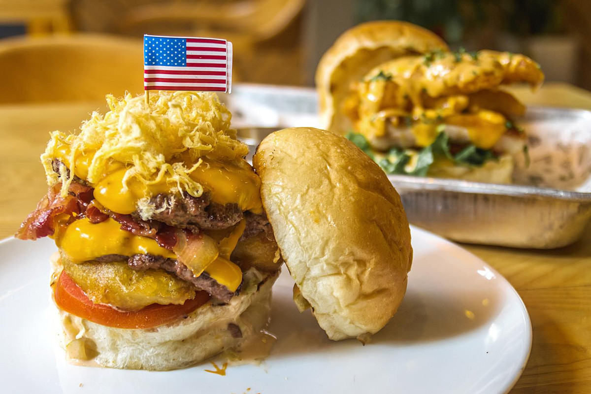 Còn tại cửa hàng bán đồ ăn nhanh ở Hà Nộ cũng đã cho ra mắt 2 loại burger mới trong thực đơn đặc biệt của mình mang tên: Durty Donald và Kim Jong-Yum.