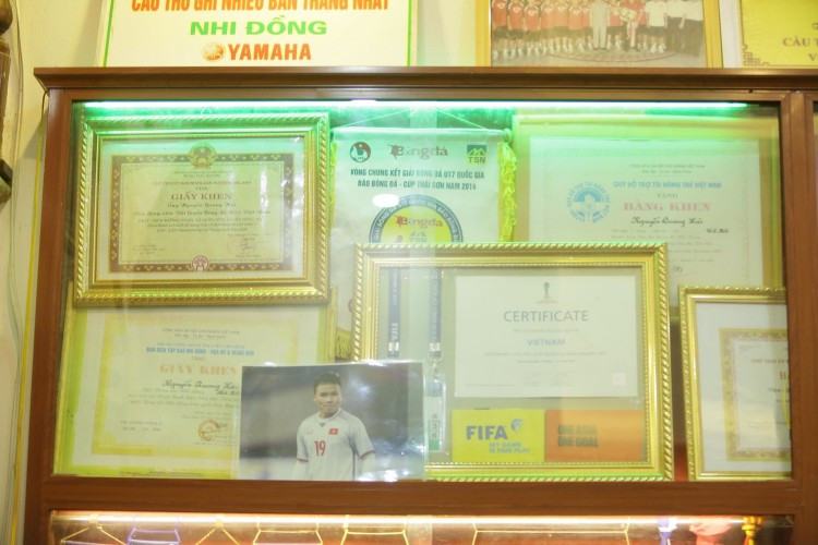 Rất nhiều bằng khen, giấy khen của Quang Hải được bố mẹ cầu thủ đội tuyển Việt Nam này xếp chồng lên nhau trong khung tủ kính.