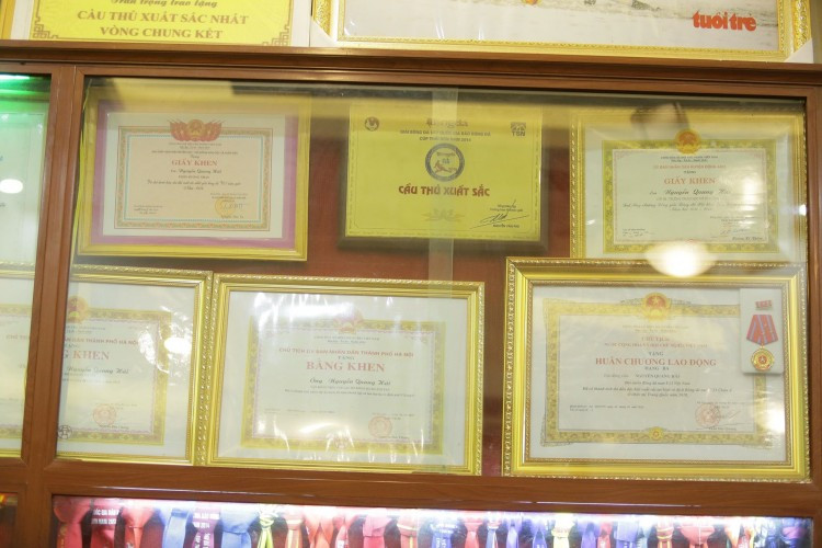 Rất nhiều những giấy khen khác được đóng khung và treo ngay ngắn.