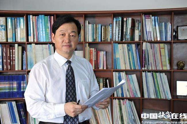 Ông Qin Yinglin xuất thân trong một gia đình nông dân. Năm 1982, cha ông nuôi lợn với mong muốn thoát nghèo nhưng rồi 20 con lợn chết sạch.