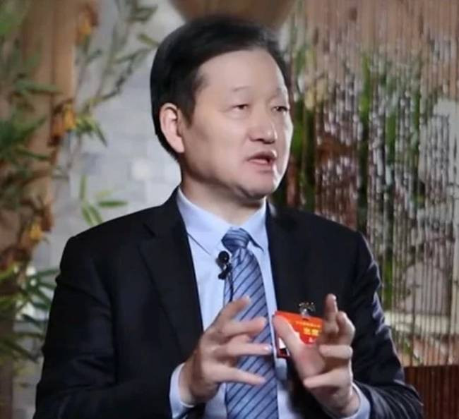 Từ một người khởi nghiệp với 22 con lợn, đến nay ông đã có công ty riêng. Công ty của ông là nhà sản xuất thịt lợn lớn thứ 2 ở Trung Quốc.