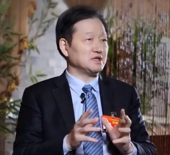 Từ một người khởi nghiệp với 22 con lợn, đến nay ông đã có công ty riêng. Công ty của ông là nhà sản xuất thịt lợn lớn thứ 2 ở Trung Quốc.