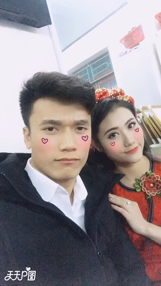 Với dáng vẻ chụp ảnh rất thân thiết với chàng thủ môn U23 Việt Nam, Huyền Thương chọc tức nhiều fan nữ của Bùi Tiến Dũng khi đăng dòng trạng thái: "Các bạn đừng ghen tỵ với mình nha".