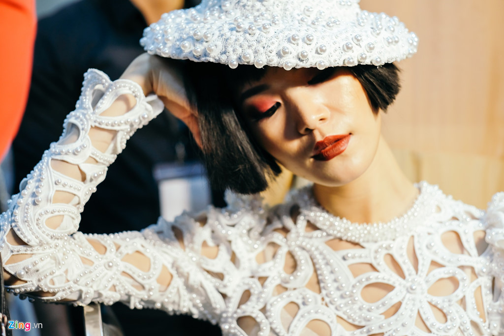 Một mẫu thiết kế tinh xảo. Đoạn phim tư liệu về quá trình tạo ra những bộ áo dài cho thấy rất nhiều phần trong trang phục được may, kết bằng tay để đảm bảo những đường nét tinh tế.