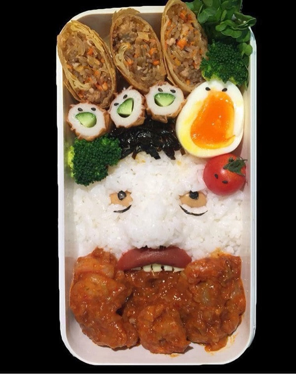 Mới đây, những hình ảnh về các hộp cơm trưa rợn tóc gáy được nhiều fanpage lớn chia sẻ và thu hút sự chú ý của cư dân mạng. Được biết loạt ảnh này được lấy từ một topic có tên 'Chia sẻ ảnh bữa trưa gấu làm cho bạn' trên một diễn đàn ảnh khá nổi của các bạn trẻ Nhật Bản.