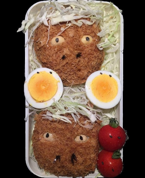 Trên MXH, nickname Tuấn Hà chia sẻ: "Chắc hẳn bạn nữ mà làm ra được những hộp cơm này đang muốn dằn mặt bạn trai mình đừng bao giờ đi léng phéng với người khác đấy. Mình mà nhận những hộp cơm như này chắc vừa ăn vừa sợ hãi mất".